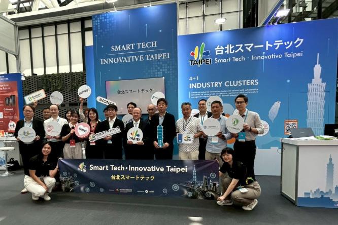 台北スマートテックパビリオンの出展者らによる集合写真