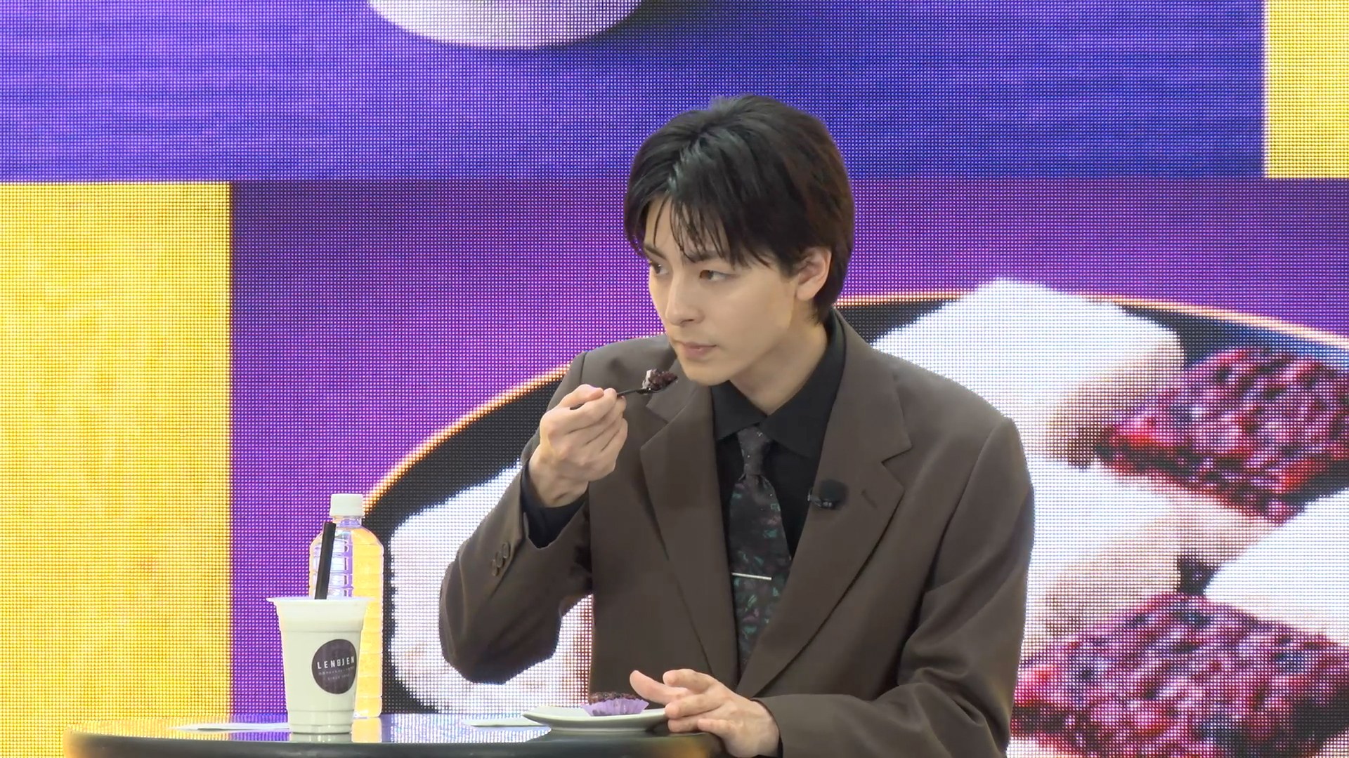 台湾スイーツブランド連珍のタロイモケーキを試食する高杉真宙さん
