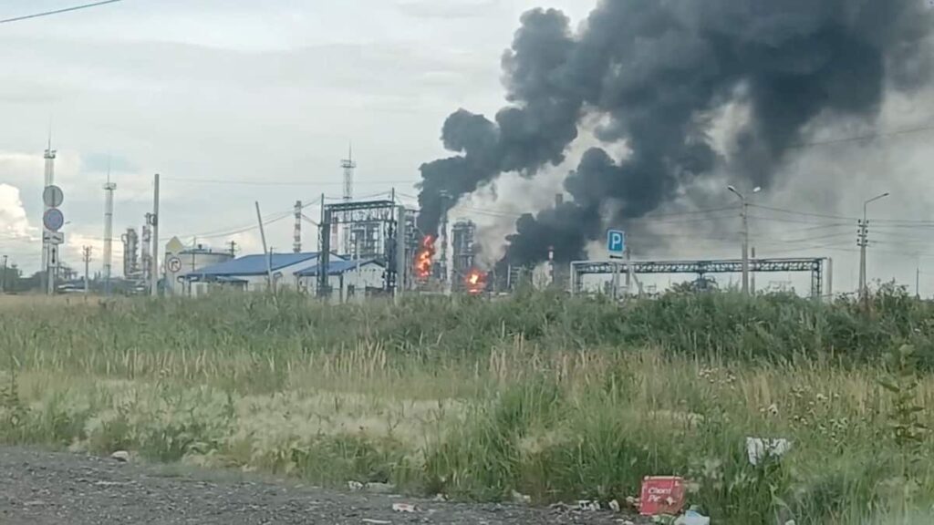 ウクライナ「ロシア最大の製油所を攻撃」 国境から2500キロ 施設で火災、損傷か – 産経ニュース ウクライナ「ロシア最大の製油所を攻撃」 国境から2500キロ 施設で火災、損傷か - 産経ニュース