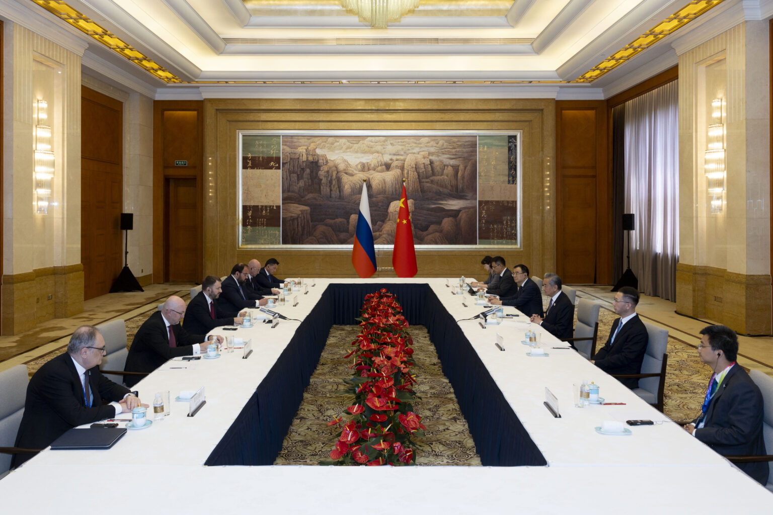 王毅氏、ロシア大統領府副長官と会見 王毅氏、ロシア大統領府副長官と会見