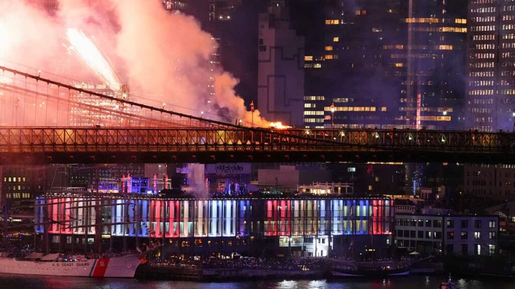 花火大会のNY・ブルックリン橋で火災 米建国250年祝賀で8万5000発打ち上げ – 産経ニュース 花火大会のNY・ブルックリン橋で火災 米建国250年祝賀で8万5000発打ち上げ - 産経ニュース