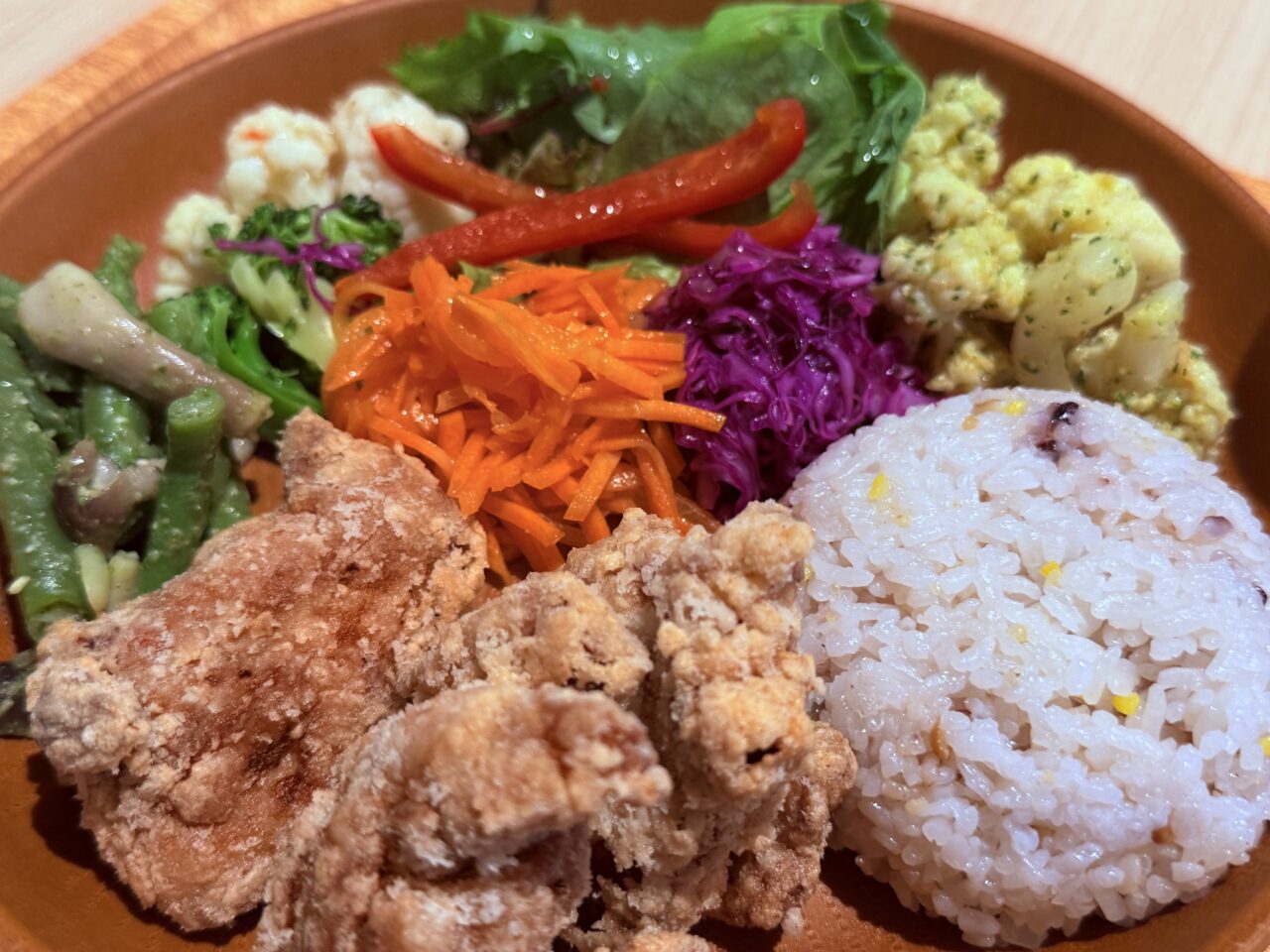 イオンモール高知のフードコートにオープンした「鳥〇食堂×タニタカフェ」の「タニタカフェ+定食(から揚げ)」