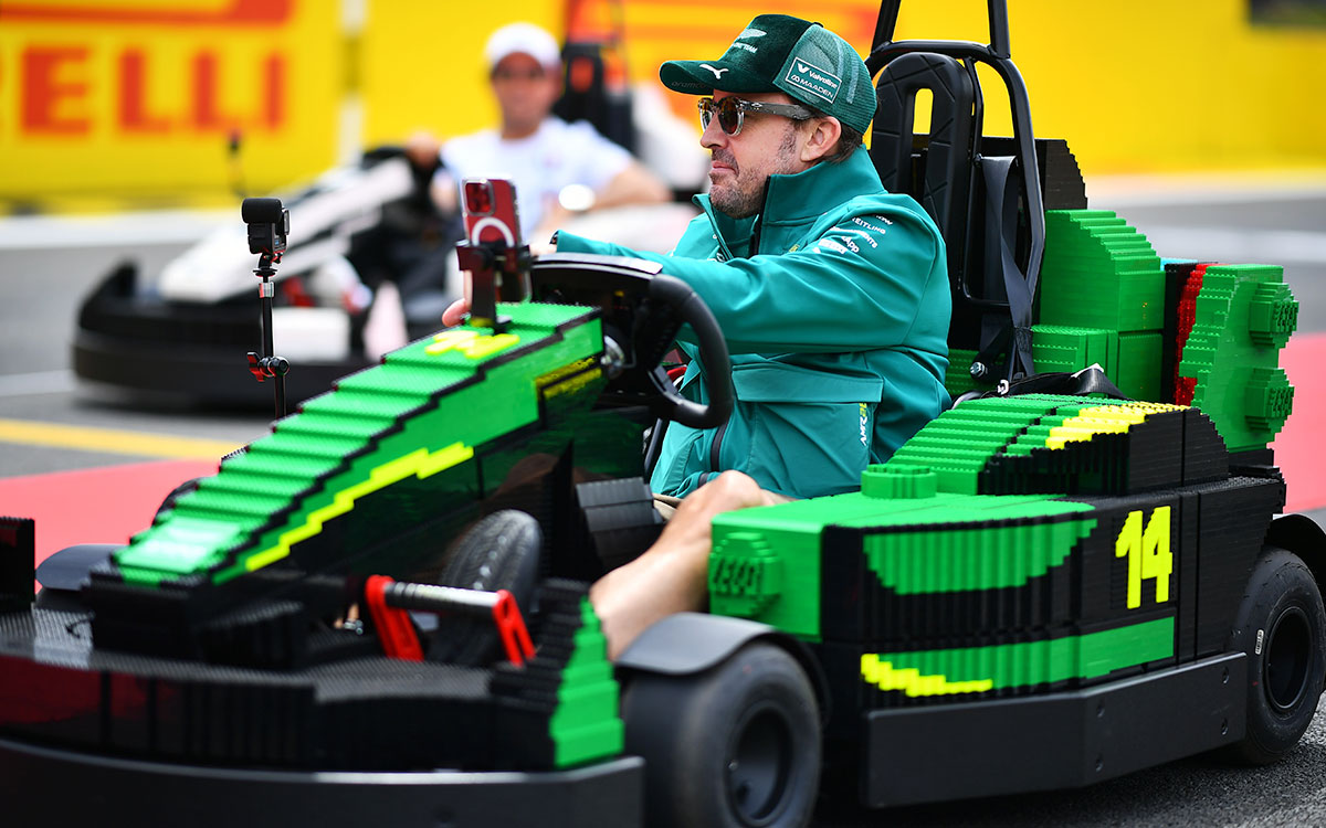 ドライバーズパレードでレゴ製カートを運転するフェルナンド・アロンソ（アストンマーティン・ホンダ）、2026年7月5日(日) F1イギリスGP決勝（シルバーストーン・サーキット）