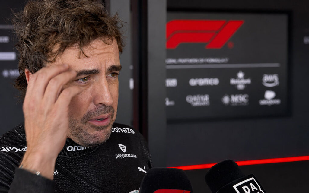 ミックスゾーンで取材に応じるフェルナンド・アロンソ（アストンマーティン・ホンダ）、2026年7月5日(日) F1イギリスGP決勝（シルバーストーン・サーキット）
