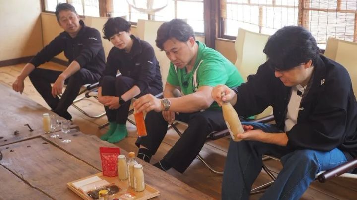 小瓶入り試食品を確認する出演者