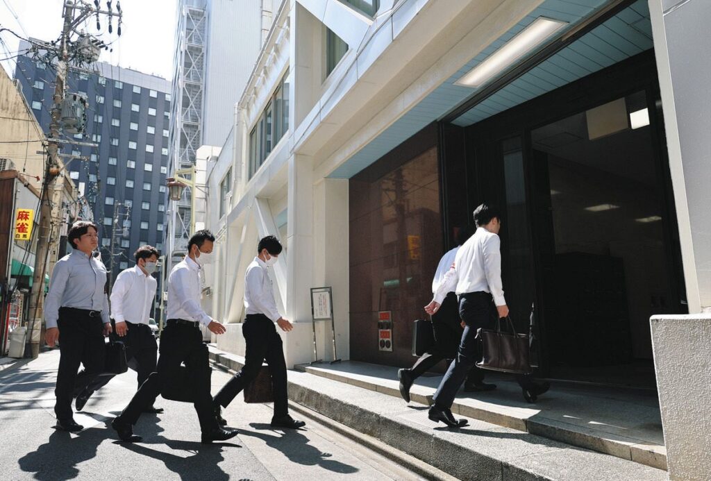 「民間の3倍融資してもらった」贈賄側男性、周囲に話す 日本政策金融公庫元職員収賄事件 – 中日新聞Web 日本政策金融公庫名古屋支店が入るビルに家宅捜索に向かう愛知県警の捜査員ら=25日、名古屋市中村区で