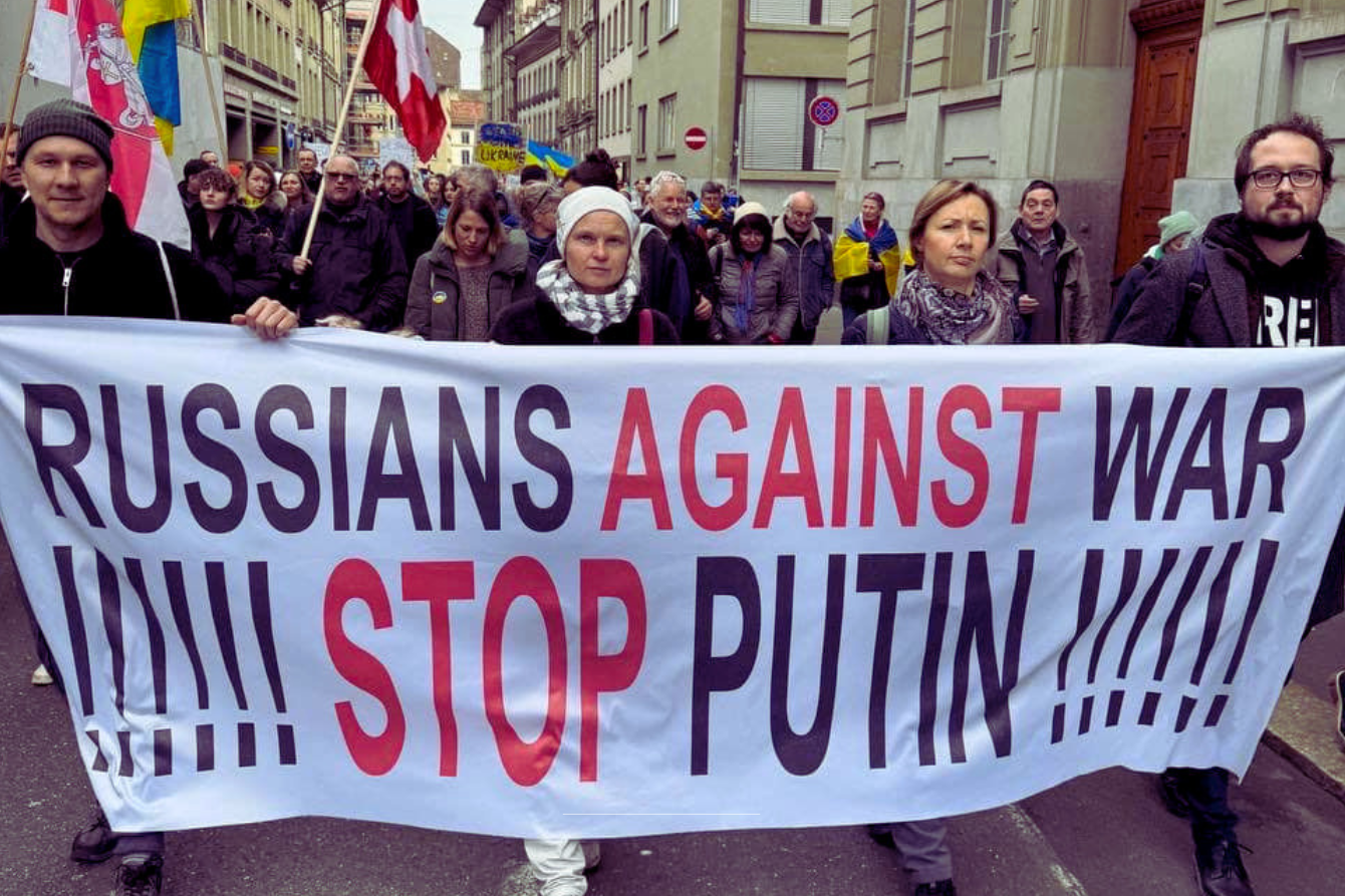 ロシア・ブドゥシェバ・シュヴィツェリア(ロシアの未来スイス)主催のデモ活動で、ウクライナ和平と人権保護、ロシアにおける民主的自由を訴える参加者