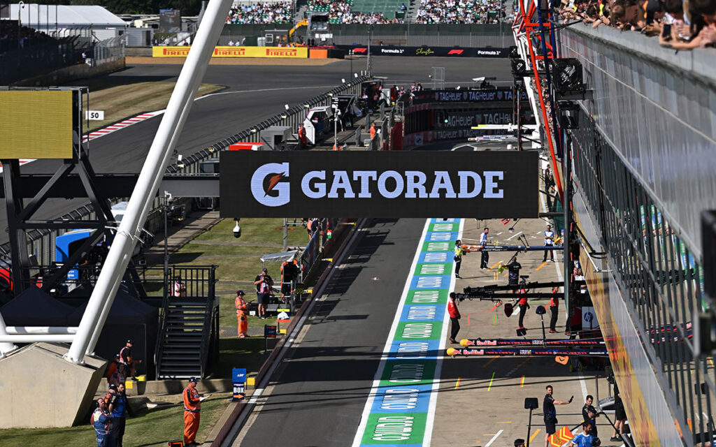 F1イギリスGP決勝展望:タイヤ戦略は一択か、ペナルティ2件反映後のスターティング・グリッドと天候 | Formula1-Data / F1情報・ニュース速報解説 シルバーストン・サーキットのピットレーンの風景、2026年7月4日(土) F1イギリスGP予選