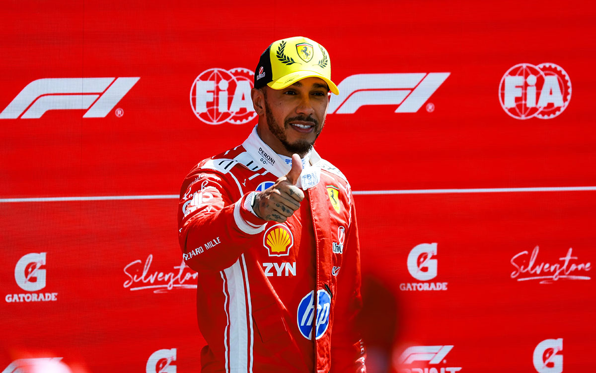 親指を立てて笑顔を見せるルイス・ハミルトン（フェラーリ）、2026年7月4日(土) F1イギリスGP（シルバーストーン・サーキット）