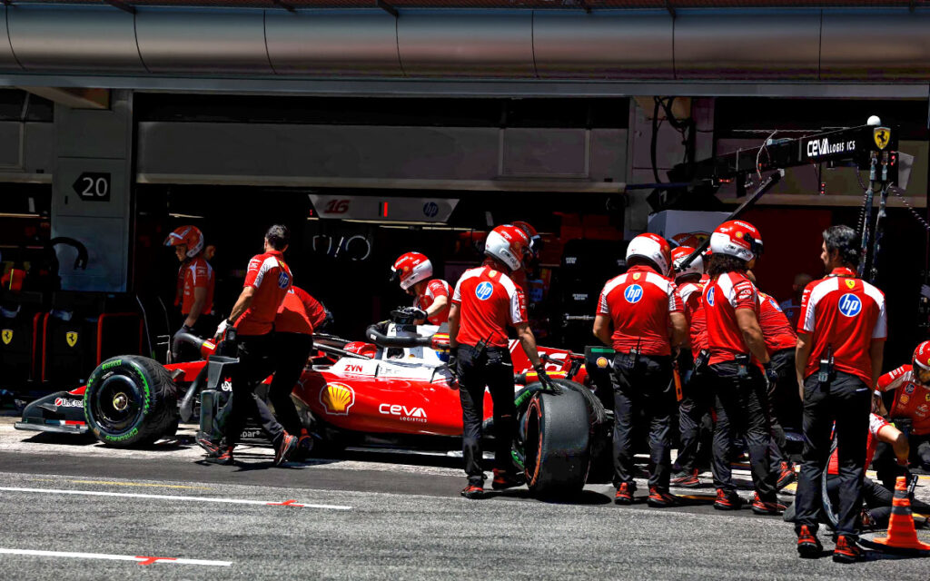 フェラーリ、F1スペインGPの新舞台「マドリンク」で極秘リハーサル? ライバルに先駆け初走行へ | Formula1-Data / F1情報・ニュース速報解説 ガレージに運び込まれるシャルル・ルクレールのフェラーリSF-26、2026年F1バルセロナ・カタロニアGP(カタロニア・サーキット)