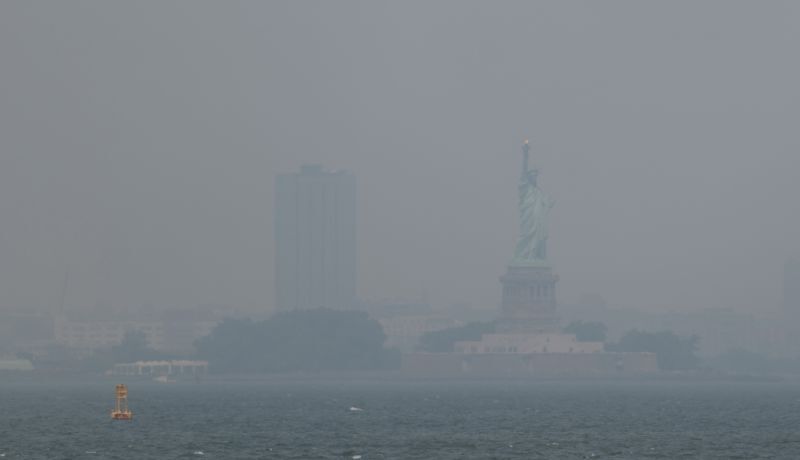 NYのブルックリン・ピアからみた自由の女神。山火事の煙でかすみがかっている=15日/Spencer Platt/Getty Images