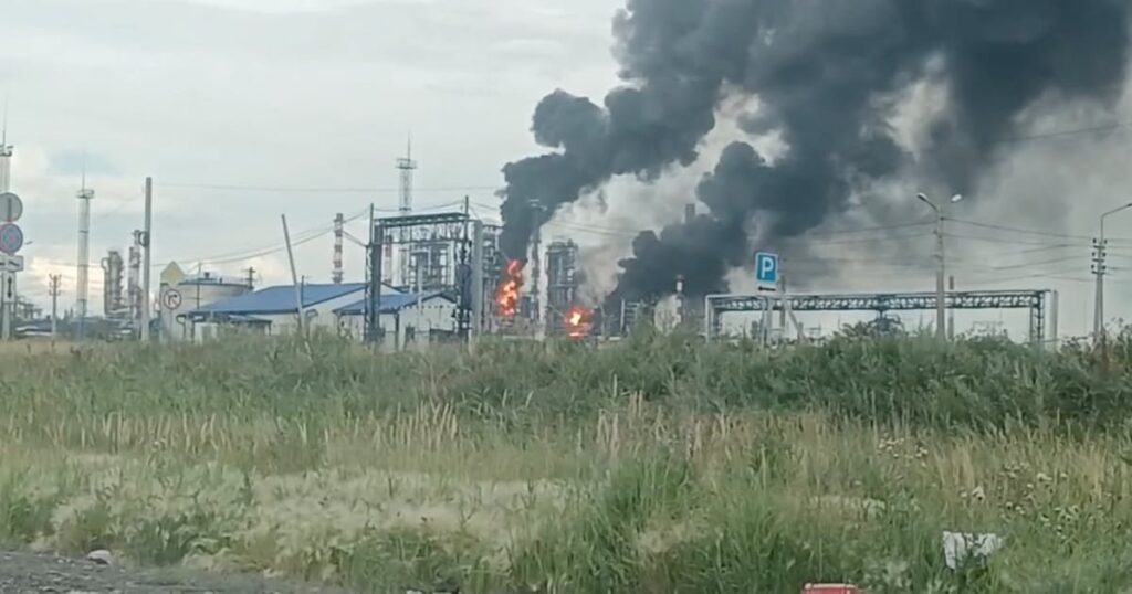 ウクライナ、ロシア最大製油所を攻撃 「40日間作戦」で補給脅かす – 日本経済新聞 ウクライナ、ロシア最大製油所を攻撃 「40日間作戦」で補給脅かす - 日本経済新聞