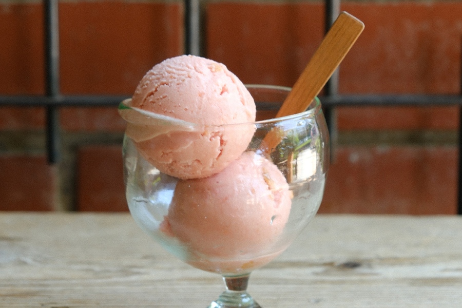 「KIKI NATURAL ICECREAM（キキナチュラルアイスクリーム）」のソルティーハニープラム（シングル各651円〜）