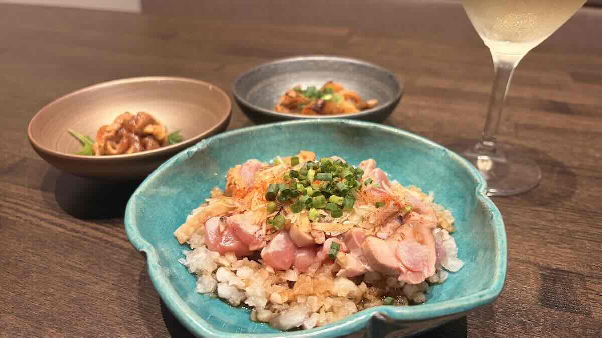 （手前）「ももたたき薬味三昧」1,480円（税込）鬼おろしの上に炙った鶏をのせ、みょうがや生姜、ねぎをたっぷり添えていただきます。（奥左）「炙り肉厚皮ぽん」880円、（右）「むねのわさび漬け」780円（各税込）