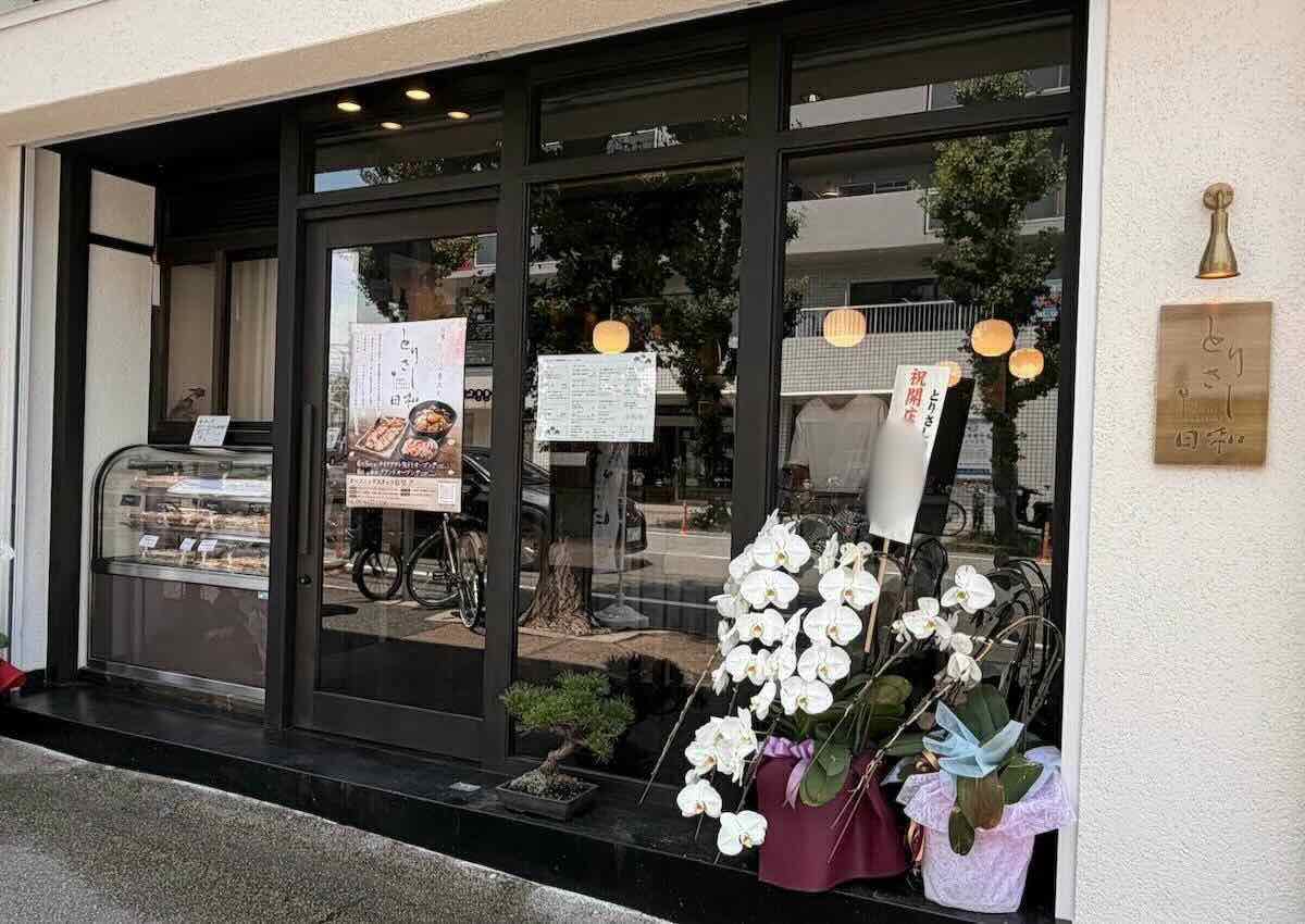 左端のカウンターでお持ち帰り用の鳥刺しが購入できます。