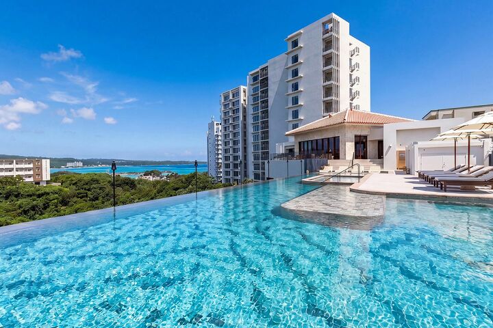 「BLISSTIA SUITES & RESORT 沖縄恩納村」のインフィニティプール