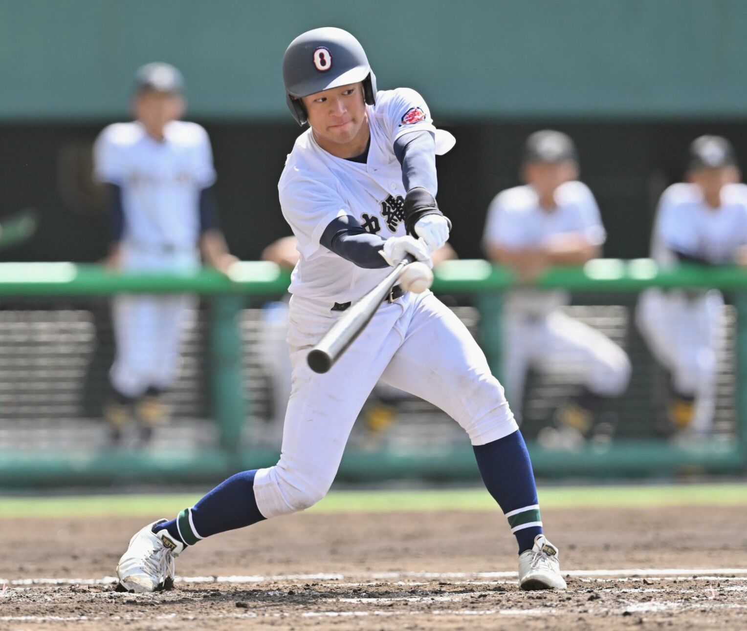 名護―沖尚 3回裏沖尚無死二塁、仲村虹星が右翼線に先制の適時三塁打を放つ=18日、沖縄セルラースタジアム那覇(宮城貴浩撮影)