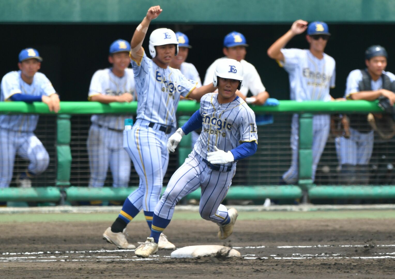 北山ーエナジック 1回裏エナジック2死三塁、照屋碧南が左中間を破る長打を放ち、一塁を回る=18日、沖縄セルラースタジアム那覇(田嶋正雄撮影)