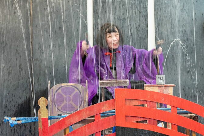 旅館「西の雅 常盤」の「女将劇場」の舞台に立つ81歳の大女将、宮川高美さん