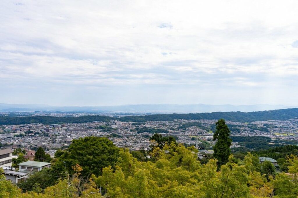 奈良県生駒市で発見した「都会すぎるマンホール」 予想外のデザインに「SF映画みたい」「ドラえもん出そう」 | LIMO | くらしとお金の経済メディア 奈良県生駒市で発見した「都会すぎるマンホール」 予想外のデザインに「SF映画みたい」「ドラえもん出そう」 | LIMO | くらしとお金の経済メディア
