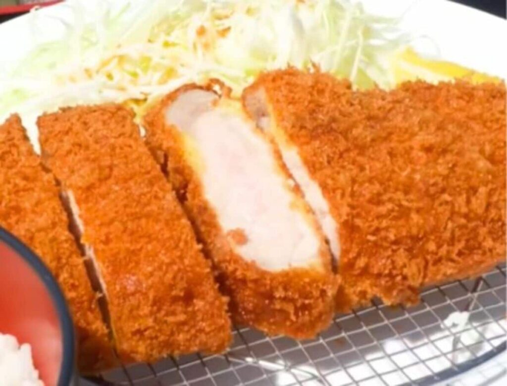 千葉県の道の駅で味わう「ロースかつ定食」!衝撃の厚みに「肉厚ジューシー」「シンプルにうまい」と絶賛 Xで話題の分厚いトンカツを紹介 | LIMO | くらしとお金の経済メディア 千葉県の道の駅で味わう「ロースかつ定食」!衝撃の厚みに「肉厚ジューシー」「シンプルにうまい」と絶賛 Xで話題の分厚いトンカツを紹介 | LIMO | くらしとお金の経済メディア