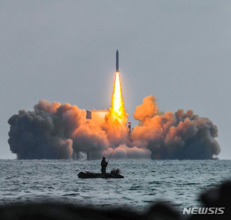 2023年12月4日、済州島沖で民間商用衛星を搭載した韓国技術開発の固体燃料宇宙発射体が発射される様子(c)NEWSIS