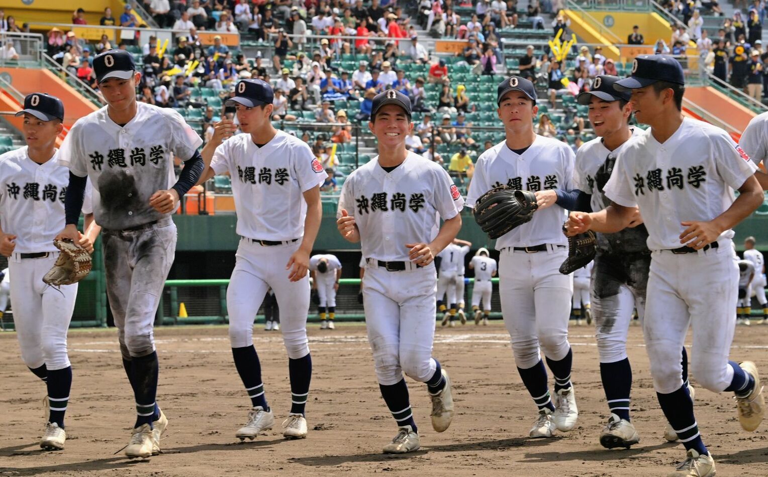 決勝進出を決め、笑顔でベンチに戻る沖尚ナイン=18日、沖縄セルラースタジアム那覇(宮城貴浩撮影)