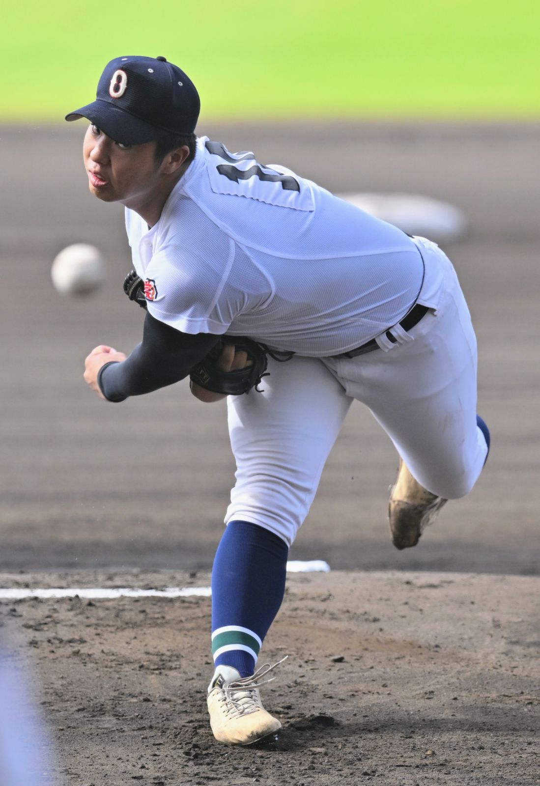 <div class="caption">名護―沖尚 力投する沖尚の先発・末吉良丞=18日、沖縄セルラースタジアム那覇(宮城貴浩撮影)</div>