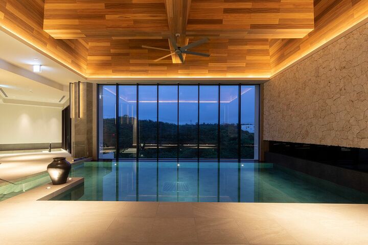 「BLISSTIA SUITES & RESORT 沖縄恩納村」のインドアプール