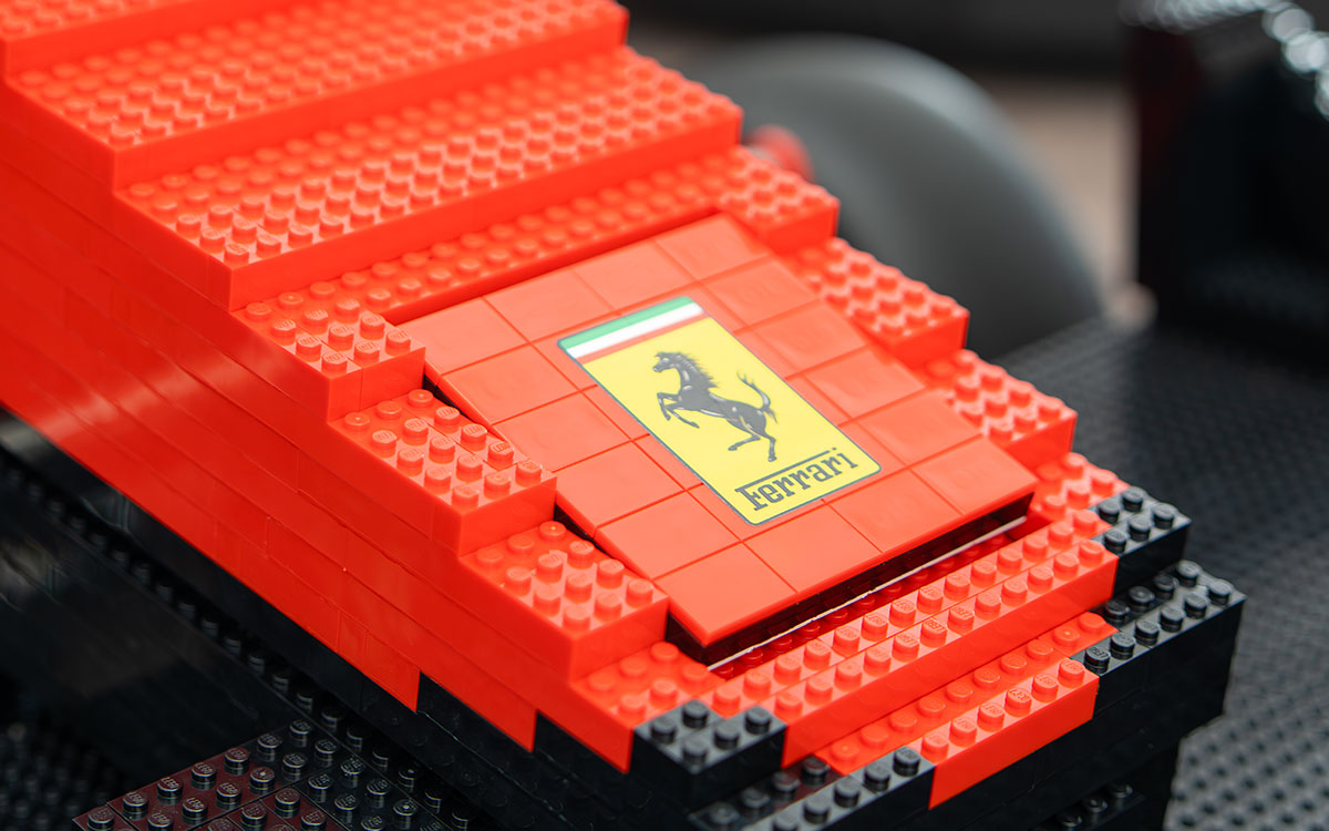 2026年F1イギリスGP（シルバーストン・サーキット）のドライバーズパレードで使用されるレゴ製ミニカーの細部 (1)