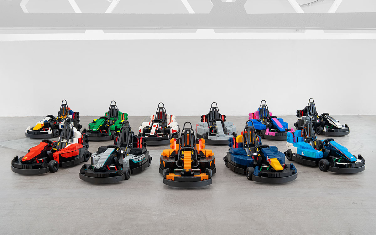 シルバーストン・サーキットでのドライバーズパレードに使用される各チームカラーのレゴ製ミニカー、2026年F1イギリスGP