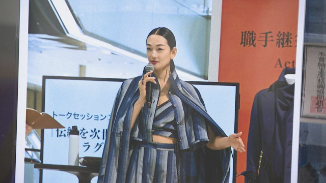 石川県白山市白峰地区に800年以上続く伝統工芸「牛首紬」の販売会 モデルの冨永愛さんが実際に着用したコートも展示