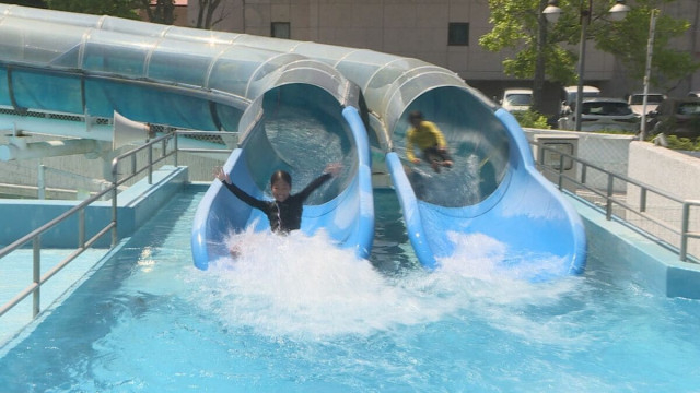 山口は37.9度を観測「水が冷たくて気持ちいい!」レジャープールにぎわう 一番人気は全長120メートル“アドベンチャースライダー”
