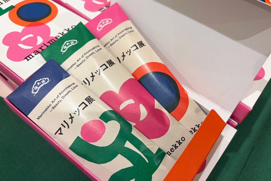 『マリメッコ展　模様のちから』の「榮太樓總本舗」の「ひとくち煉りようかん」（小豆、抹茶、ほうじ茶入り・1620円）