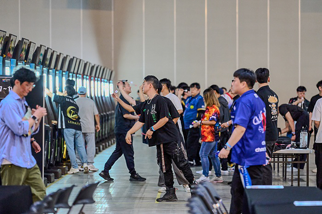 2025K-ダーツフェスティバル（K-DARTS FESTIVAL）仁川広域市松島（ソンド）のコンベンシア大会現場で試合中の選手たち。 写真=大韓ソフトダーツ協会提供