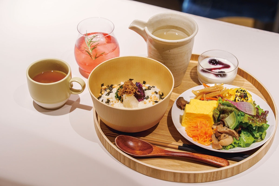 朝食の湯葉と漬物の出汁茶漬けなど、旅を彩る工夫が満載。