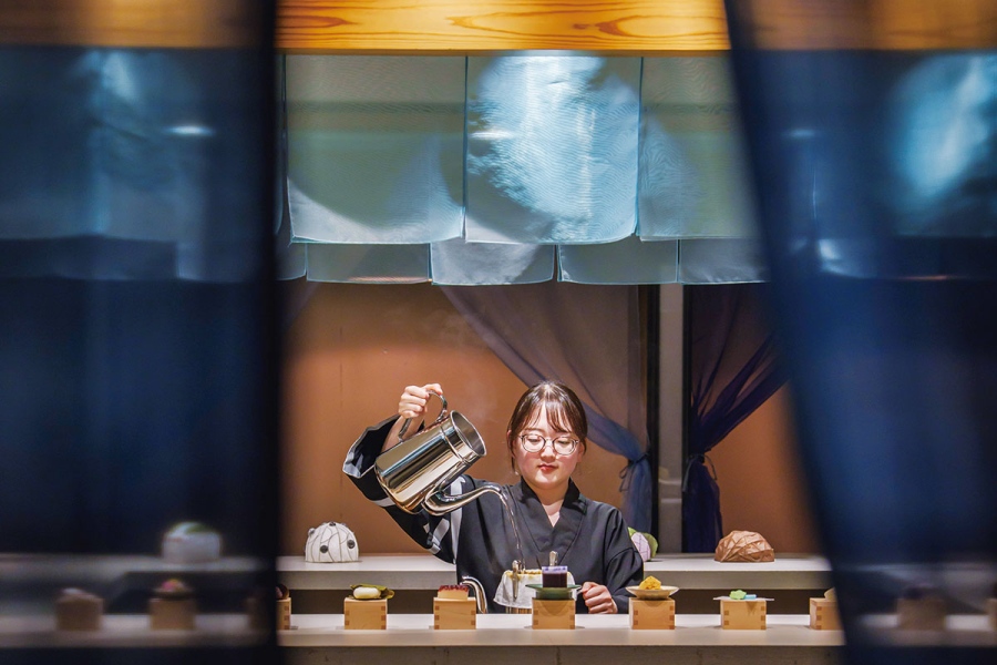 毎夜OMOベースで開催の「夜の京菓子どころ 三条店」では［スマート珈琲店］直伝の一杯と老舗和菓子店の季節の味を提供。
