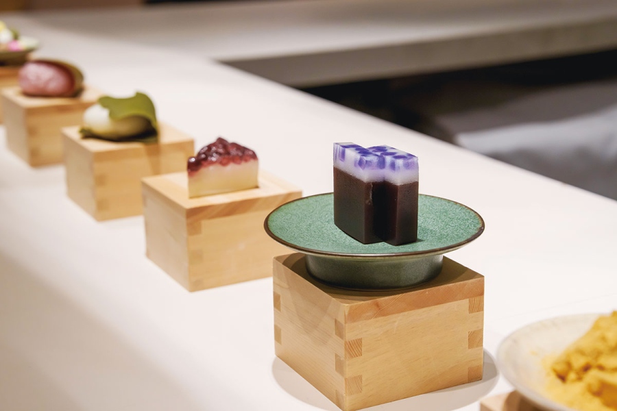 ［OMO5京都三条］で夜にだけ開く喫茶店。季節の和菓子のディスプレーに心踊る。