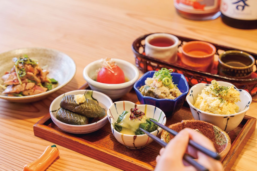 京野菜など、旬の味が満載のおばんざい六種盛り合わせ2,000円
