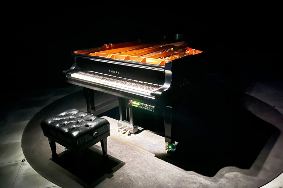 Ryuichi Sakamoto：Playing the Piano 2026－D、坂本の演奏データを元に自動再生され、昨年の同会場での企画展とは異なる7曲を演奏