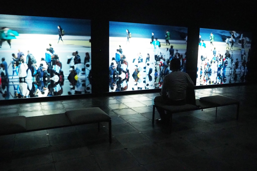 展示作品・坂本龍一＋高谷史郎『TIME, TIME』、シアターピース『TIME』の映像などを組み合わせ、下の水面とともに、時間の概念などを表現