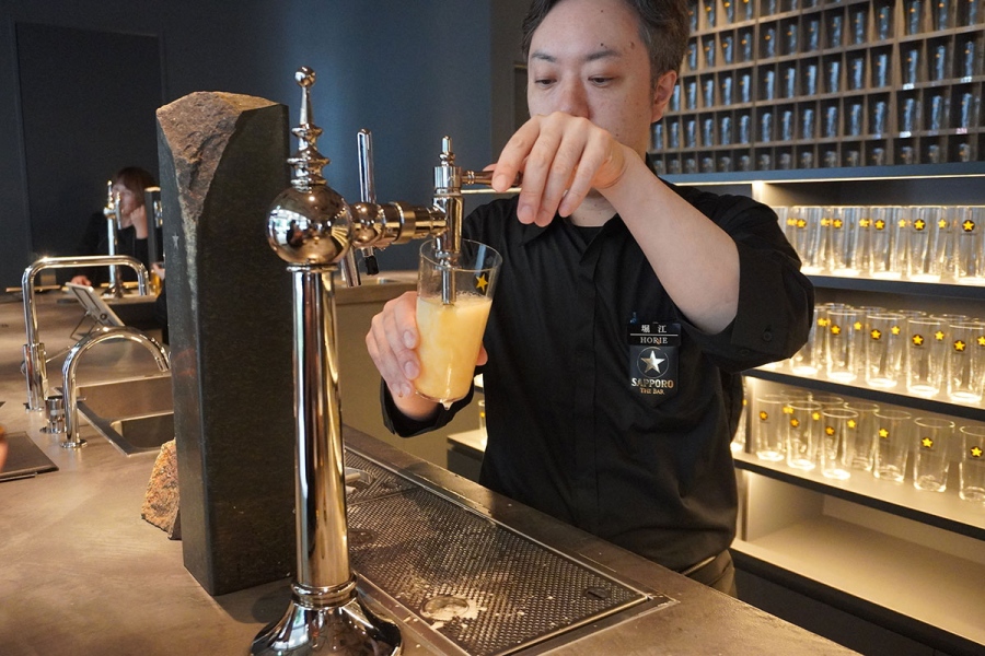 ビールを注ぐ様子もそれぞれ異なり、見ているだけでも楽しい
