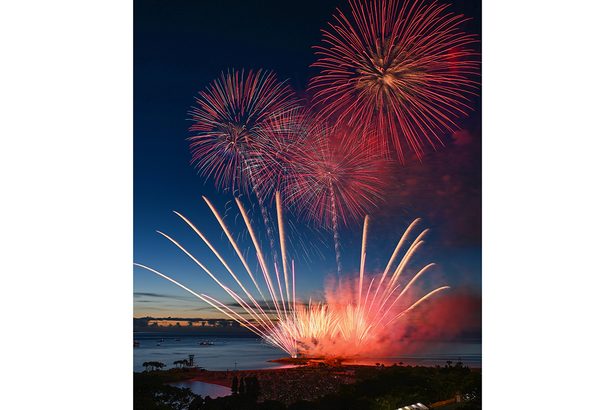 夏の夜に大輪1万発　海洋博美ら海花火大会　沖縄