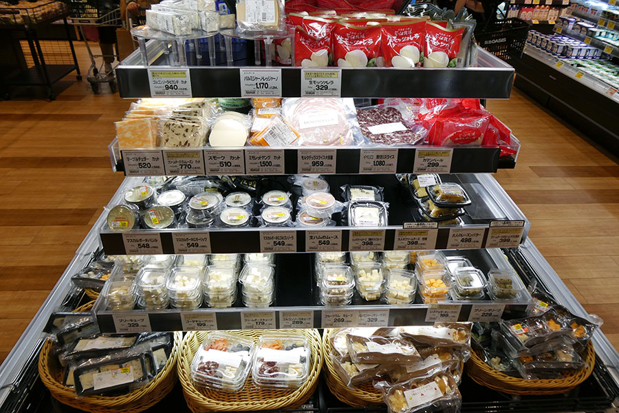 チーズコーナーには、チーズのほか、ハムやサラミ、ドライフルーツなども並ぶ（阪急オアシス宝塚南口店にて）