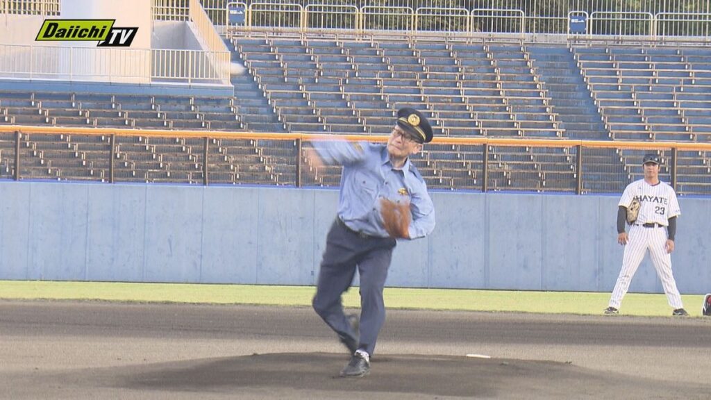 【県警・球団連携】「ハヤテベンチャーズ静岡」の試合に合わせ県警が広報活動…始球式の本部長勇姿に声援も(静岡)(2026年8月29日掲載)|Daiichi-TV NEWS NNN 共有