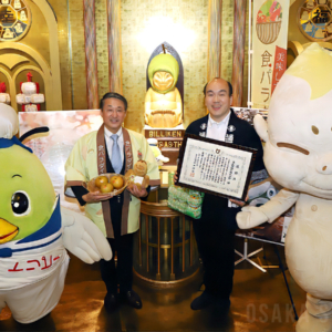 通天閣・ビリケンさんに鳥取県産梨 平井伸治知事が奉納