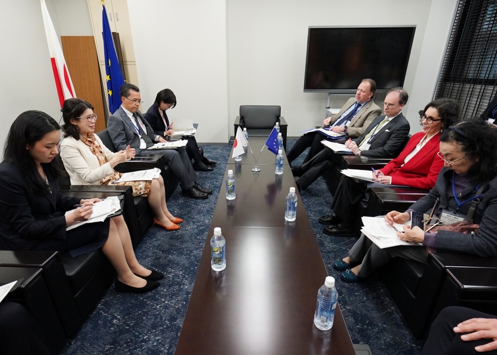 ラビブ欧州委員から表敬を受ける国光副大臣の様子