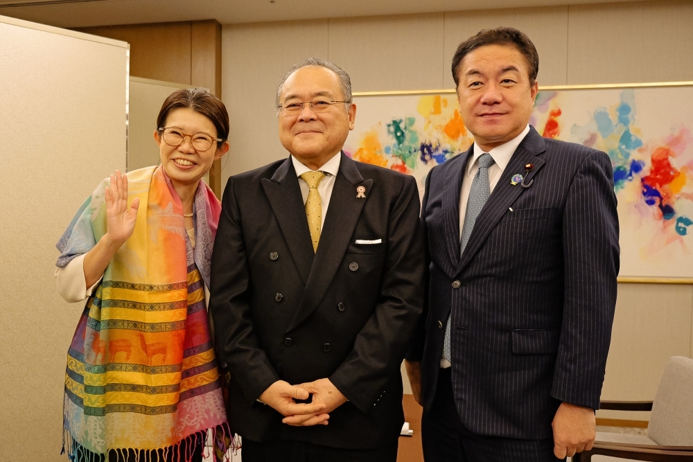 テンヤ次期大使と共に写真撮影する国光副大臣