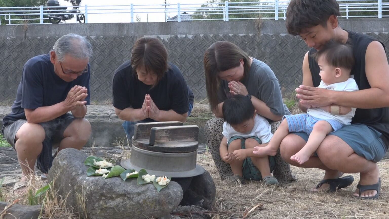 河原に五目飯を供えて無縁仏を供養 お盆の伝統行事「川めし」 香川・小豆島 | KSBニュース | KSB瀬戸内海放送 河原に五目飯を供えて無縁仏を供養 お盆の伝統行事「川めし」 香川・小豆島 | KSBニュース | KSB瀬戸内海放送
