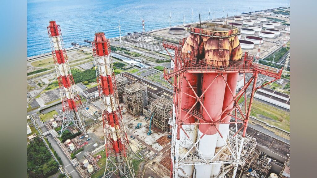 茨城県神栖市 鹿島火力発電所、稼働半世紀で進む解体作業をドローンで撮る : 読売新聞 茨城県神栖市 鹿島火力発電所、稼働半世紀で進む解体作業をドローンで撮る : 読売新聞